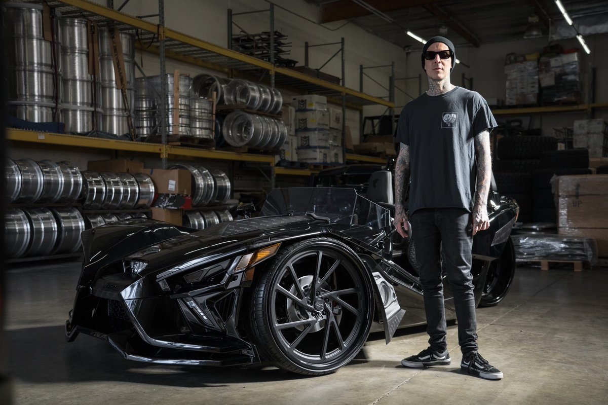 Slingshot's tweet photo. ✔️ LED-enhanced speakers
✔️ 22 inch rims
✔️ All black everything with a subtle print
This vehicle is @travisbarker all the way! 🙌 Think @dubmagazine designed the best custom? Vote at https://t.co/aGD2HLXSEE.
#PolarisSlingshot #SlingshotBuildOff https://t.co/NIoY3efJ6W