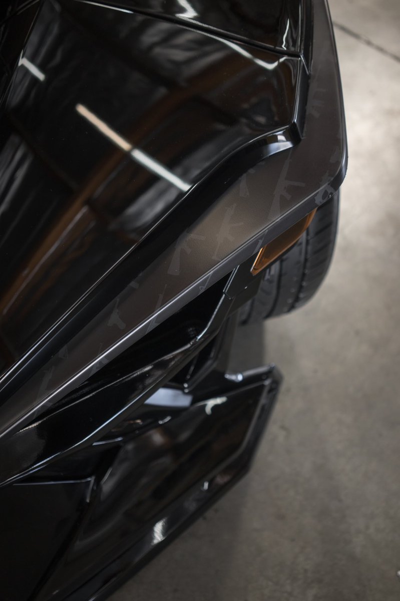 Slingshot's tweet photo. ✔️ LED-enhanced speakers
✔️ 22 inch rims
✔️ All black everything with a subtle print
This vehicle is @travisbarker all the way! 🙌 Think @dubmagazine designed the best custom? Vote at https://t.co/aGD2HLXSEE.
#PolarisSlingshot #SlingshotBuildOff https://t.co/NIoY3efJ6W