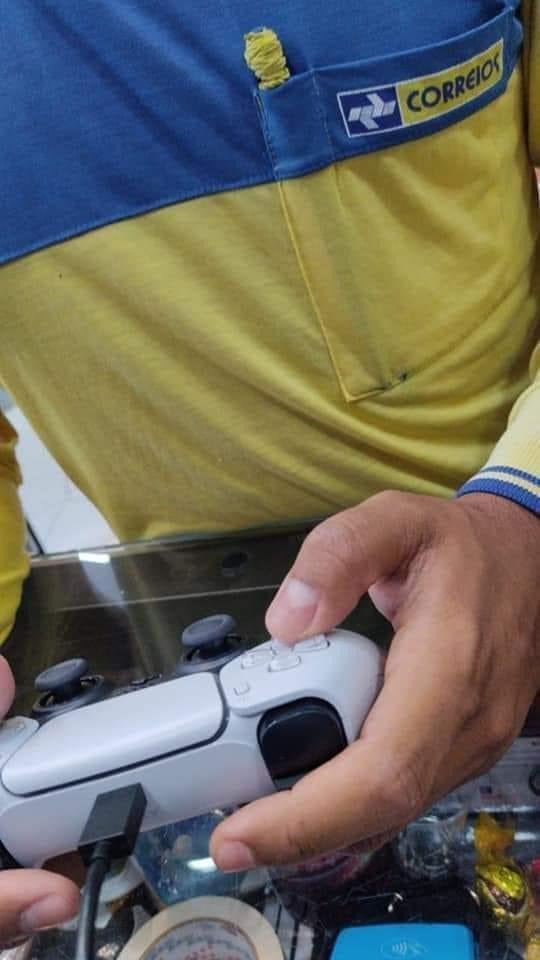 PS5 tá atrasando porque o mano do correio tá testando pra vocês, tudo povo ingrato. https://t.co/Escuu7qYeu