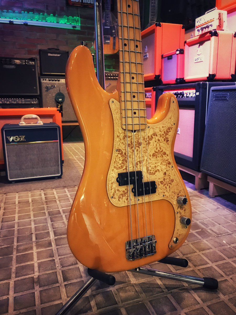 Precioso bajo #fender #precisionbass American series en color butterscotch blonde con goleador de madera grabado. Ya disponible en nuestra tienda.
