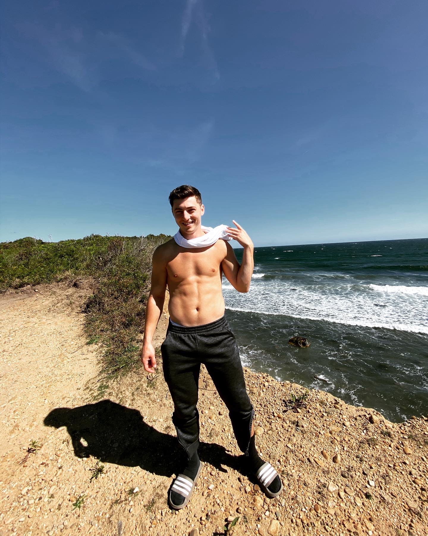 TW Pornstars - 3 pic. Mak Aarons. Twitter. Hi. Please stop using my pics on HU apps🤗.. all