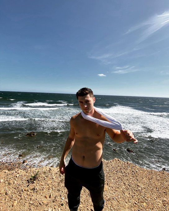 Hi. Please stop using my pics on HU apps🤗.. all seriousness tho I&rsquo;m not on any and havnt been for a long