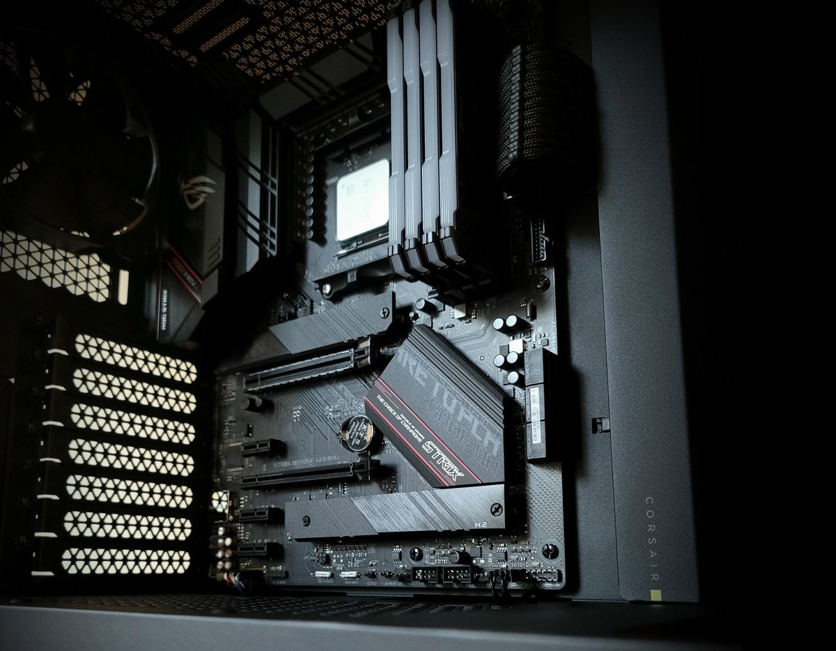 CORSAIR tweet media
