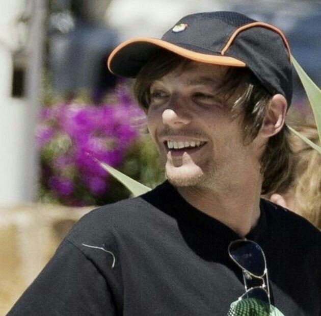 sunsolecitolou's tweet photo. Wos canto: "Cada vez que yo no me encuentro en mí, voy a vos para revivir." 
Y yo automáticamente pense en Louis Tomlinson.

Esa es la unica relación de dependencia que quiero en mi vida, gracias. https://t.co/caAJw7I2PD