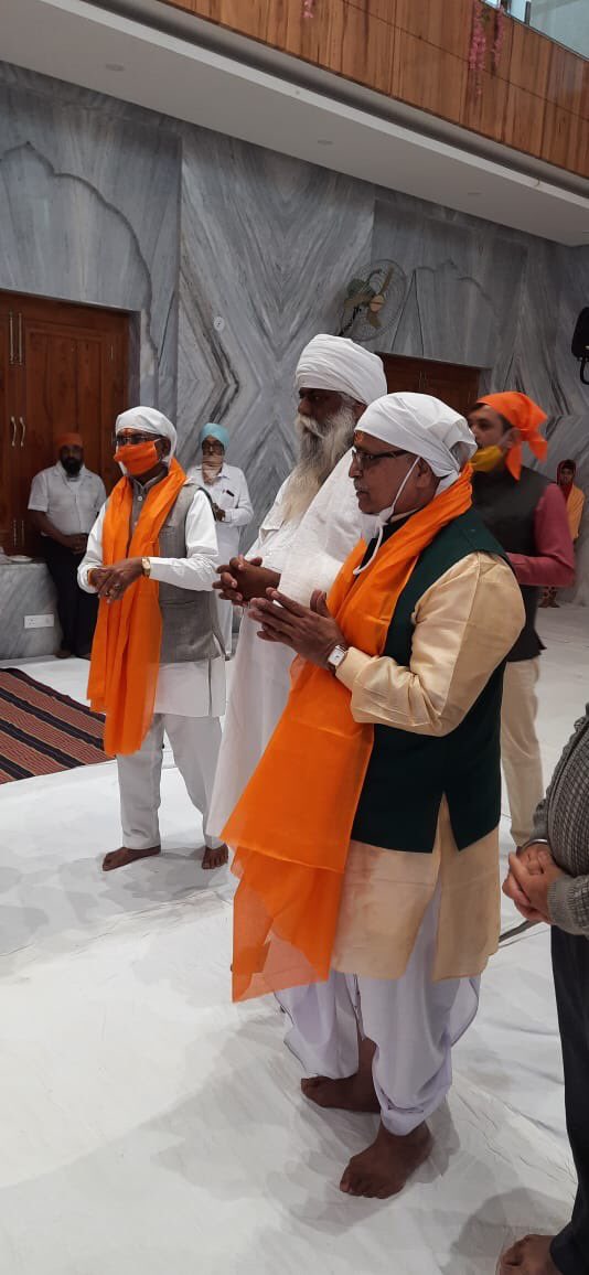 RSSorg's tweet photo. श्री गुरु नानक देव जी के 551वें प्रकाशपर्व के अवसर पर सरकार्यवाह मा.भय्याजी जोशी ने उज्जैन के क्षिप्रा नदी तट पर स्थित गुरुनानक घाट गुरुद्वारा में मत्था टेका।गुरुद्वारा प्रबंध समिति के पदाधिकारियों ने मा.भय्याजी का स्वागत किया गया।उन्होंने गुरुद्वारे में लंगर प्रसादी भी ग्रहण की। https://t.co/BUiwQAvtCG