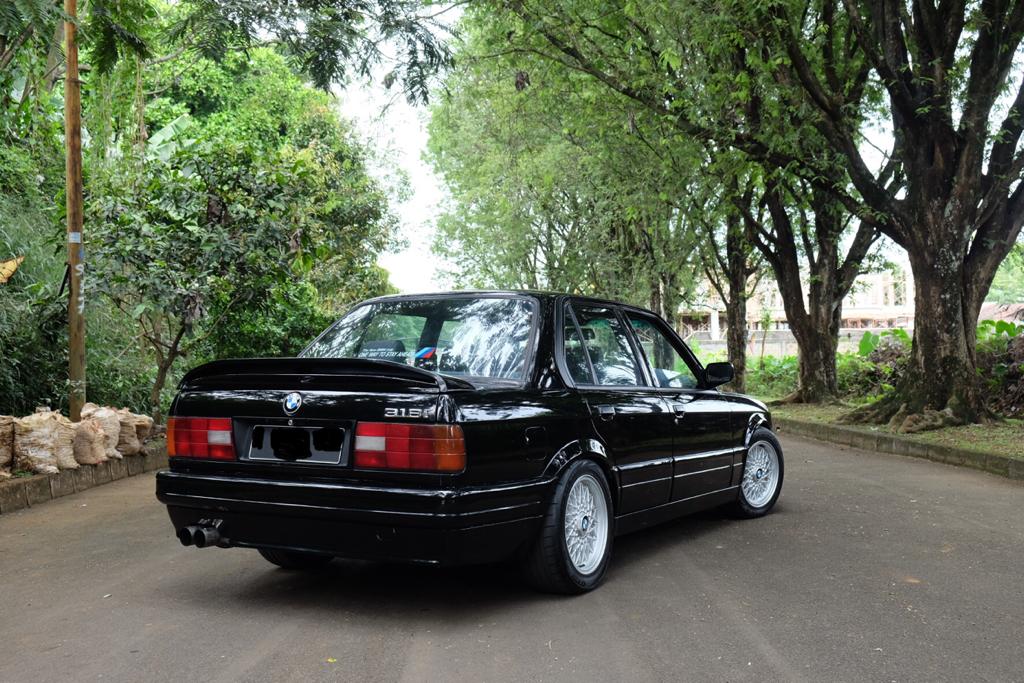 HoldenKlasik's tweet photo. Dijual mbah mobi mas boi🤘

1. BMW E30 318i 1991 M/T Bpkb, Stnk, Pajak panjang Mesin, transmisi gaada yg rembes Velg bbs ori Interior ori Stir nardi ori. Peremajaan udah abis 20jtan (blm trmsk part modif) PR jok sobek, pw blkng mati. Harga 75jt
ig: goodsgarage_id
wa: 082218233323 https://t.co/HhspuzyYrm