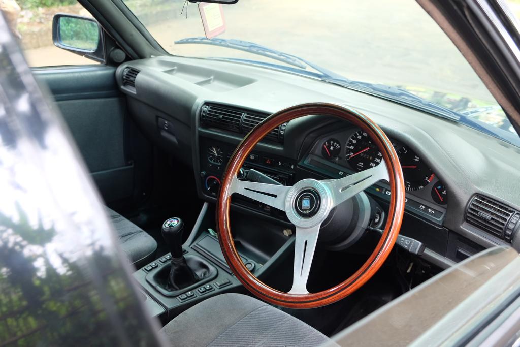 HoldenKlasik's tweet photo. Dijual mbah mobi mas boi🤘

1. BMW E30 318i 1991 M/T Bpkb, Stnk, Pajak panjang Mesin, transmisi gaada yg rembes Velg bbs ori Interior ori Stir nardi ori. Peremajaan udah abis 20jtan (blm trmsk part modif) PR jok sobek, pw blkng mati. Harga 75jt
ig: goodsgarage_id
wa: 082218233323 https://t.co/HhspuzyYrm