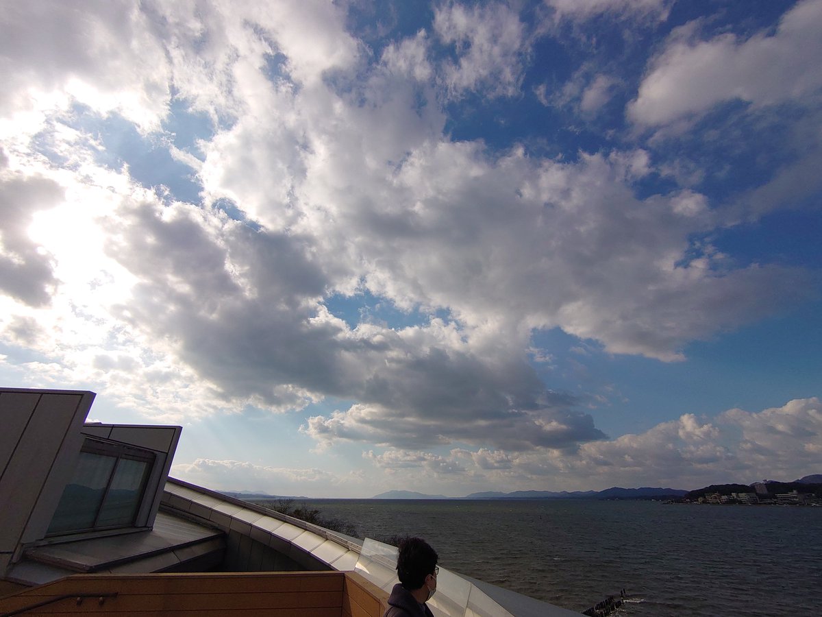 なおはち على تويتر イマソラ 宍道湖 松江市 島根県立美術館の展望テラスから見た宍道湖 夕焼け観光スポットのようです 今日の 日の入りは16 55