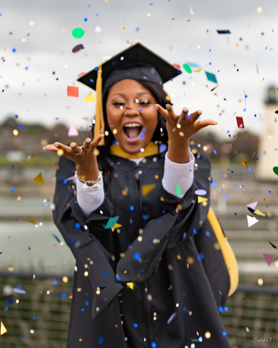 itz_alishaaa's tweet photo. Wow Wow Wow, I still can’t believe I worked full time, interned for 20 hours a week, AND was a full time student during a pandemic !!!! 23 with a masters degree has a nice ring to it !! 💙💛💙💛 https://t.co/QlVvQOLylR