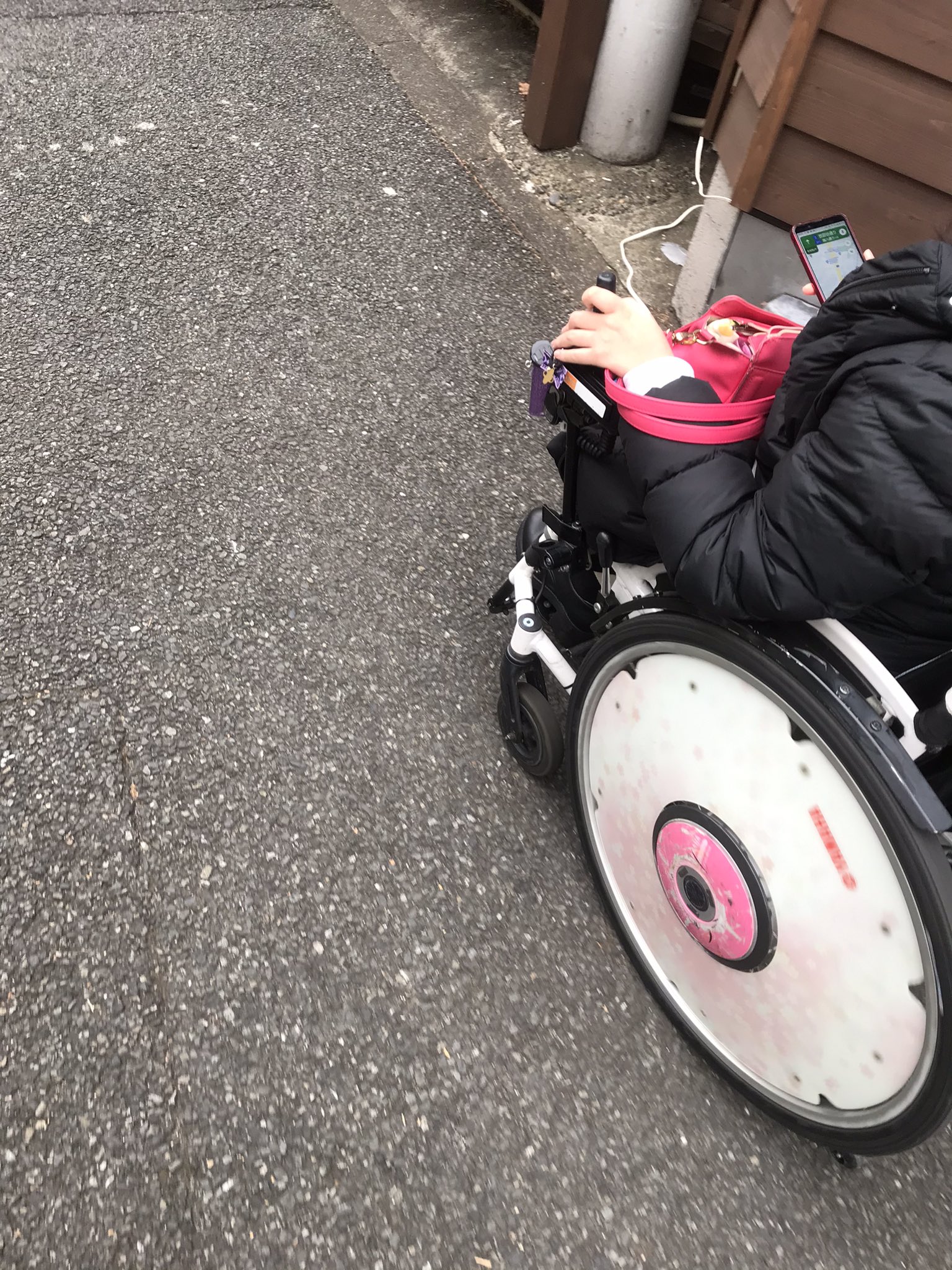 レンタルなんもしない人 美術館のある公園から出る際 バイクが駐められてて車椅子が通れないところがあり困ったが 公園の事務所 の人たちやそのへんの人たちが集まってきてバイクを動かしてくれてどうにか通ることができた 僕は何も手伝わず写真を撮り