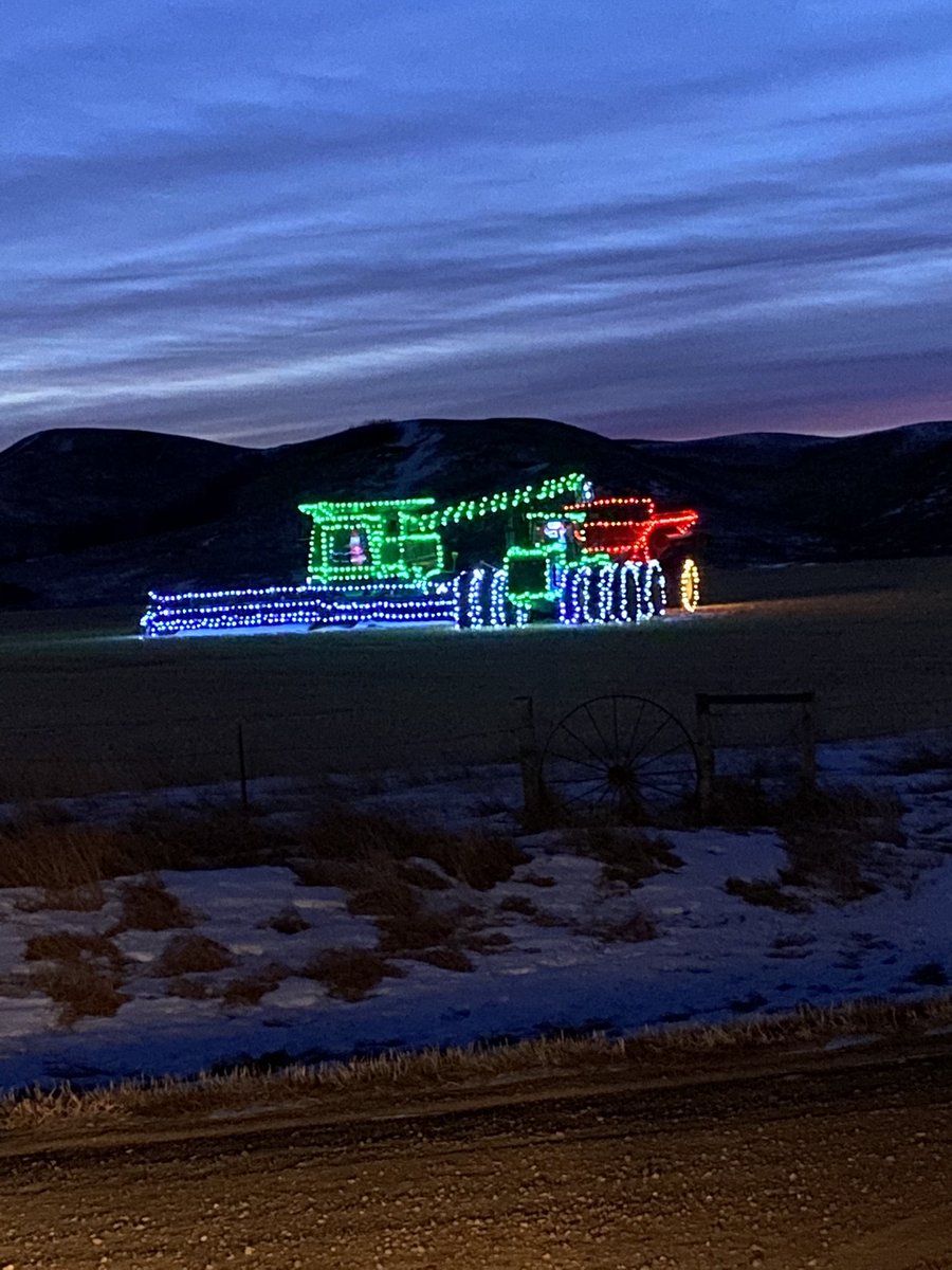 Sharleine4's tweet photo. Santa and his helpers don’t take time off! https://t.co/7sJYGOCsT2