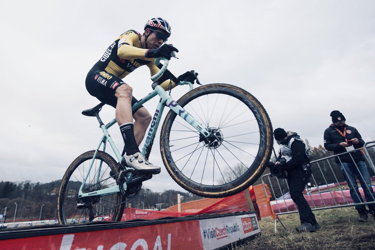 soigneurjournal's tweet photo. Hey kids, if you want to be a good bike racer and you’re not racing cross, you’re doing it wrong. https://t.co/Jt8EX5EyXg