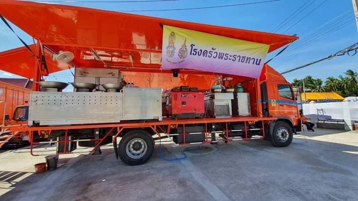 BomPnco962's tweet photo. ทหารมีหน้าที่ช่วยเหลือประชาชนเป็นรั้วของชาติอำนวยความสะดวกกับประชา ชนยามขาดแคลนยามประสบภัย ยามที่ ปชช.คนไทยทุกข์ เดือดร้อน ราชวงศ์ทุกพระองค์ไม่เคยคิดที่จะทิ้งหรือเพิกเฉยพสกนิกรเลยแม้แต่นิดทรงพระราช ทานทรัพย์ฯจัดตั้งมูลนิธต่างๆ เข้าช่วยเหลือพี่น้อง ปชช.คนไทย 
#ทหารของแผ่นดิน https://t.co/HUMJuL2V3w