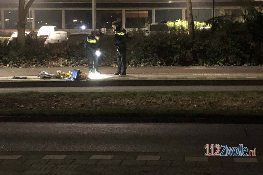 Vrouw met steekwond aangetroffen voor Provinciehuis in #Zwolle. 112Zwolle.