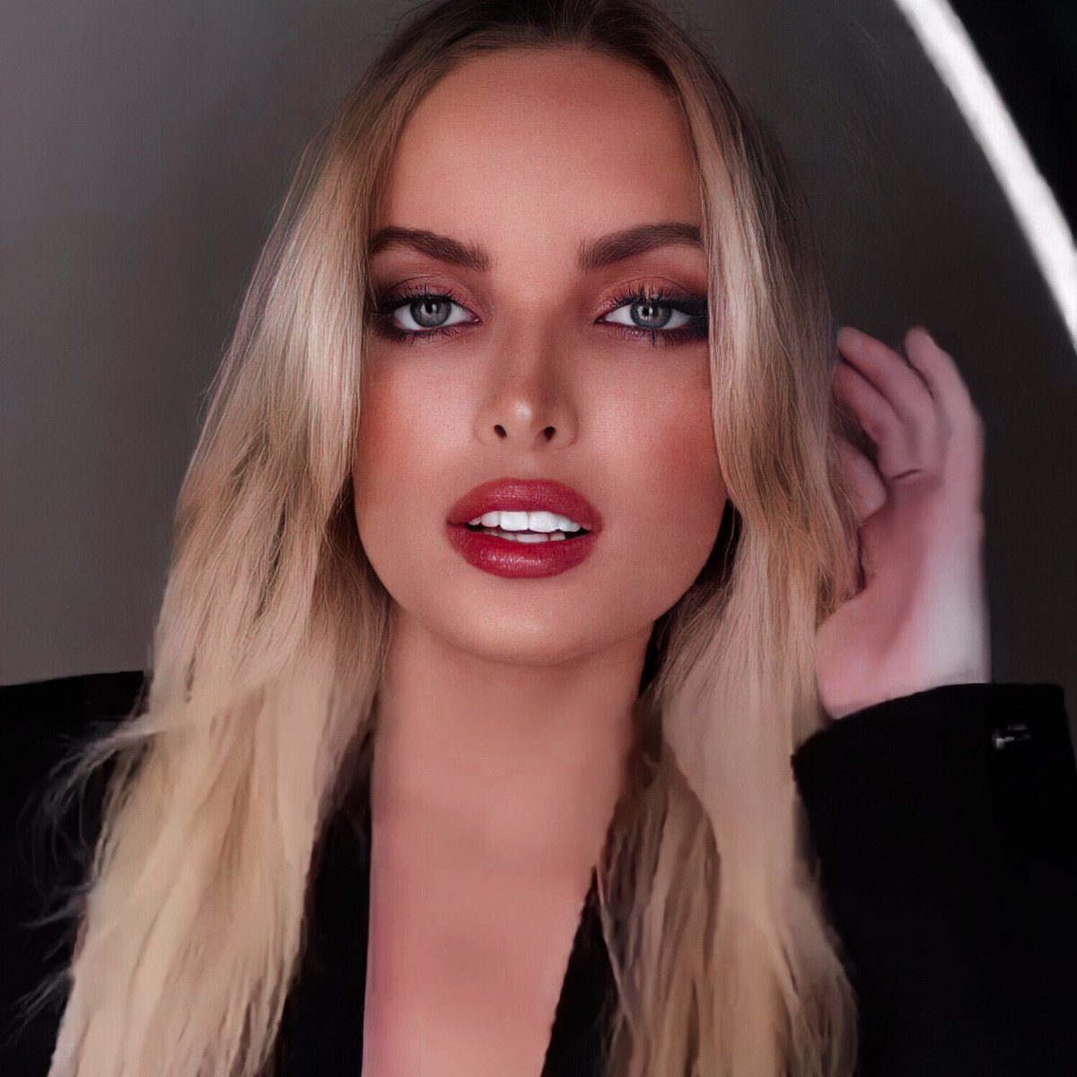 eutendencia's tweet photo. giovanna chaves de terno = tudo. https://t.co/1eiccS56T0