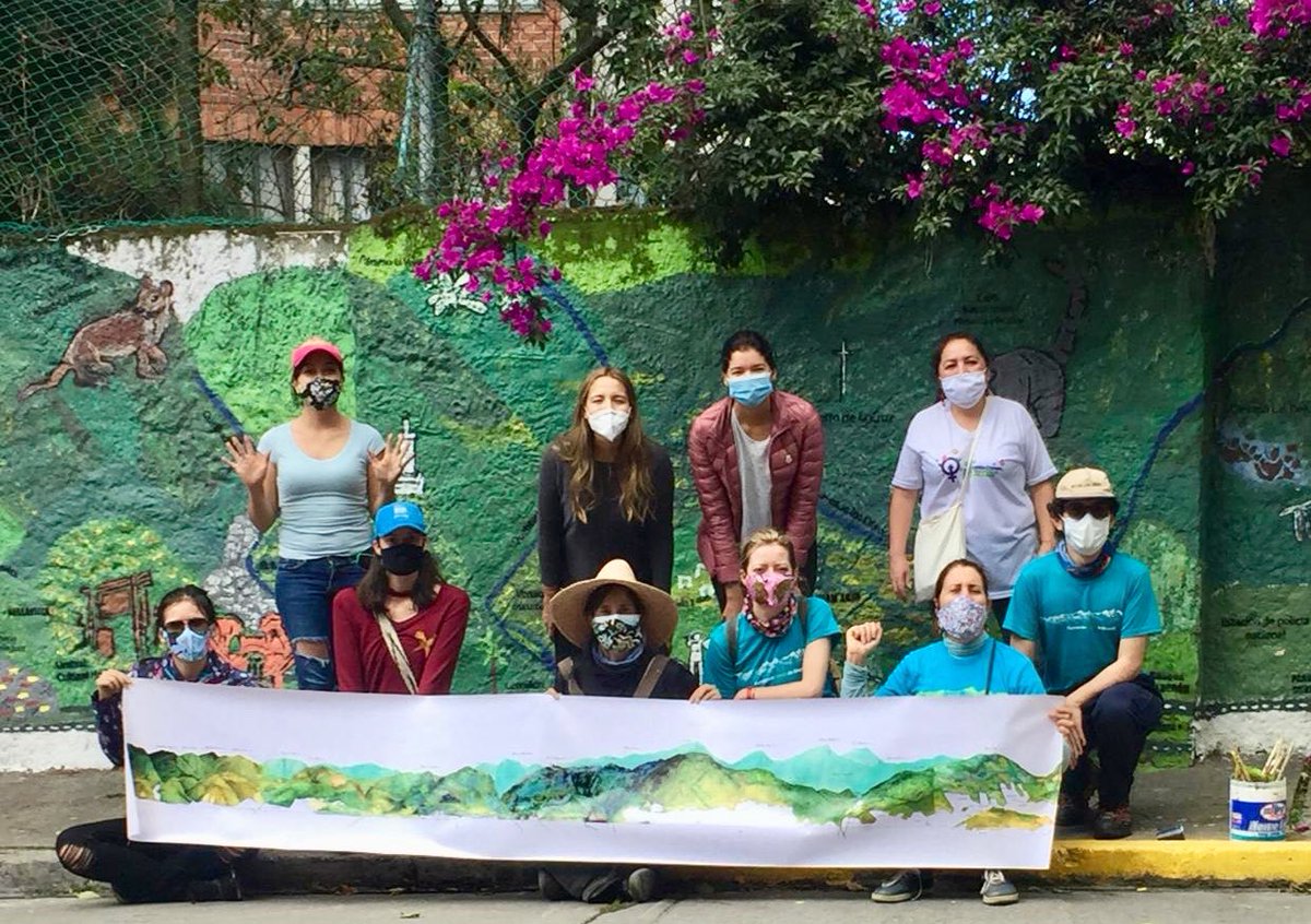 CerrosdeBogota's tweet photo. Nuestro propósito: llevar cada nicho de los cerros a los barrios, contagiando afecto sobre el patrimonio natural y cultural más relevante. En cada rincón. Abrazados por las montañas. Mural didáctico.
#MuralCerros #PdE2020 #IDPC #PatrimonioNaturalCultural https://t.co/Y6raliL64m