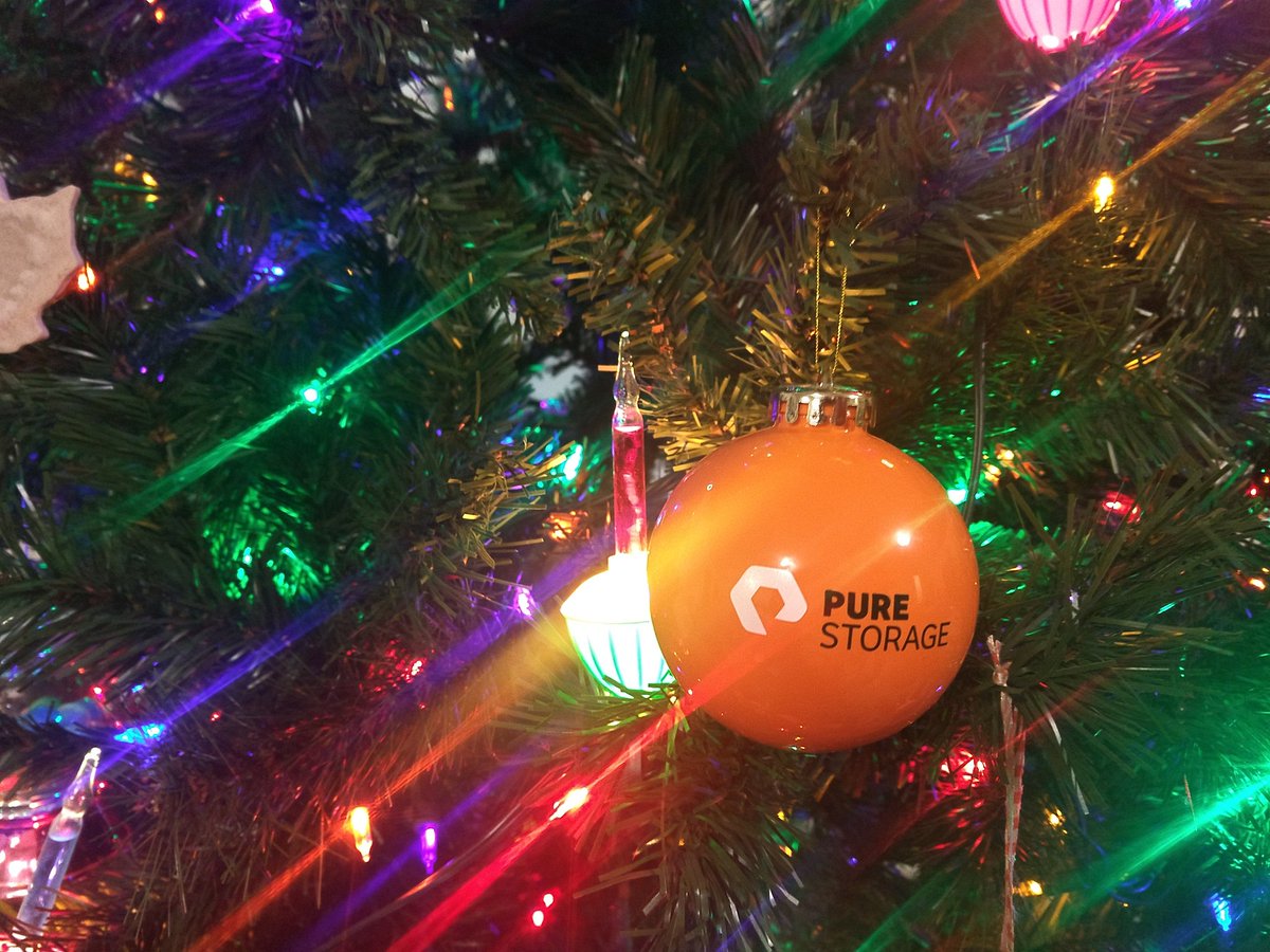 leetrobotz's tweet image. Rocking some old school (bubble lights) and some new school (#purestorage) on the tree this year