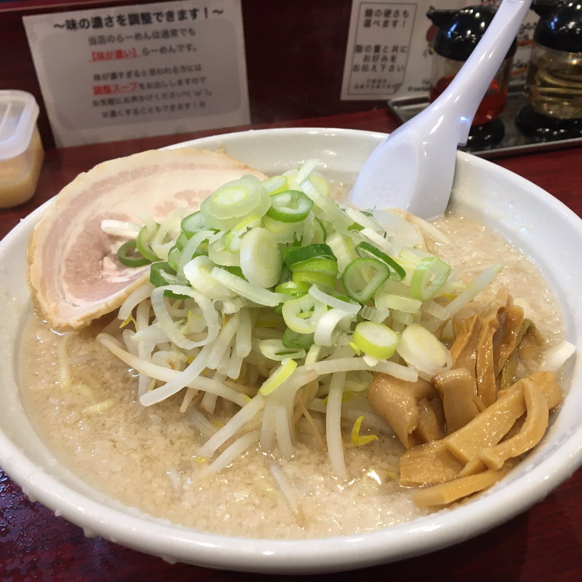 Gaku 福岡市 西新の こってりらーめん なりたけ 福岡西新店 千葉から東京 パリと出店を続け 今年4月に福岡上陸 人気の醤油で 背脂チャッチャ の一杯を啜ります キレのある醤油に背脂のコクがしっかり だけど意外にあっさりで旨い 福岡市
