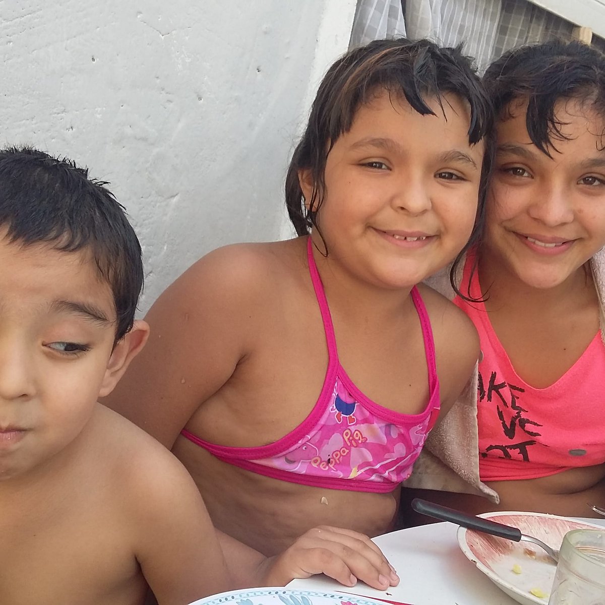 Nehu2016teamo's tweet photo. @alferdez @CFKArgentina @Kicillofok @mayrasmendoza Hola ellos son Nehuen, Lola y Uma somos de Bernal. Quieren saber si Papa Noel va a estar autorizado para ingresar al país dado que estamos atravesando la pandemia. Desde ya muchas gracias, esperan su respuesta. https://t.co/K9EQdPBpnX