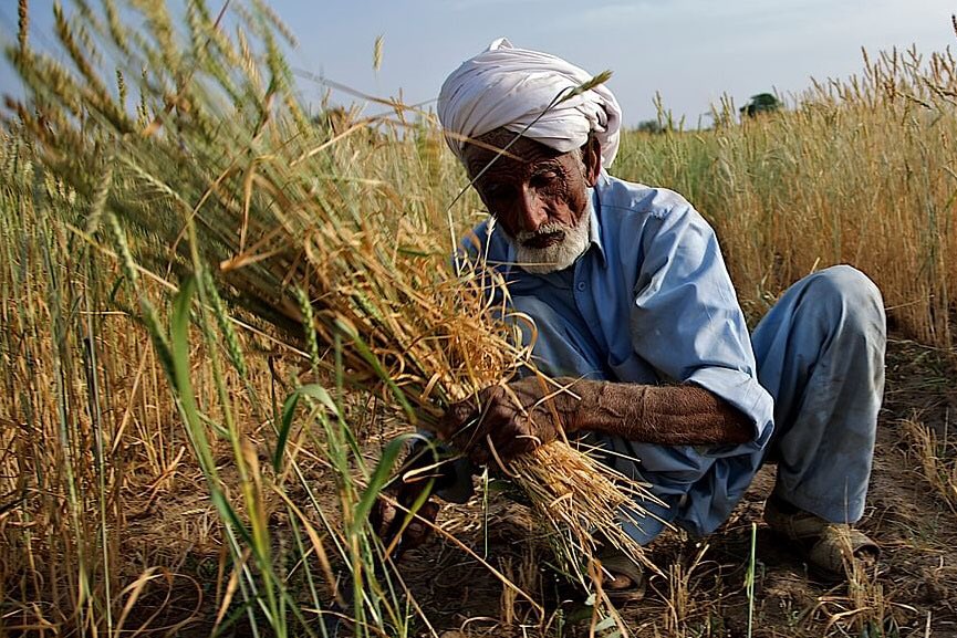 ധാന്യങ്ങൾ, പയർവർഗ്ഗങ്ങൾ, എണ്ണക്കുരുക്കൾ,സവാള, ഉരുളക്കിഴങ്ങ് തുടങ്ങിയ ചരക്കുകൾ അവശ്യവസ്തുക്കളുടെ പട്ടികയിൽ നിന്ന് നീക്കംചെയ്യാൻ പുതിയ നിയമം അനുശാസിക്കുന്നുവർധിച്ച വിലക്കയറ്റം ഉണ്ടായാൽ മാത്രമേ കാർഷിക ഉൽ‌പന്നങ്ങൾക്ക് സ്റ്റോക്ക് പരിധി ഏർപ്പെടുത്താൻ കഴിയൂ എന്നും സർക്കാർ വ്യക്തമാക്കി