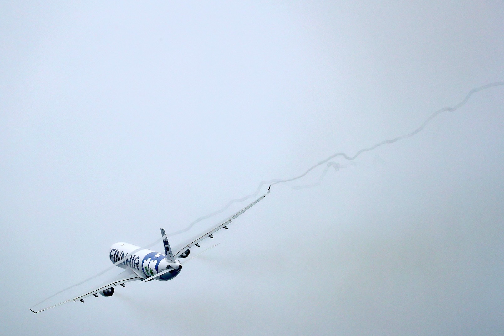 中部国際空港セントレア セントレア用語図鑑 ベイパー 飛行機の翼端などにできる白い筋状の飛行機雲 翼の上下の気圧差により空気中に含まれる水蒸気が凝結して氷の粒になり白い筋ができる 雨上がりなど空気に水蒸気を多く含むとき または翼に