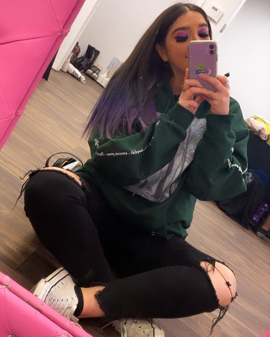 T-Swift 💕✨ https://t.co/G6mSoZp6ED<a href="/tag/lostcause"class="tags"><span>#lostcause</span></a>