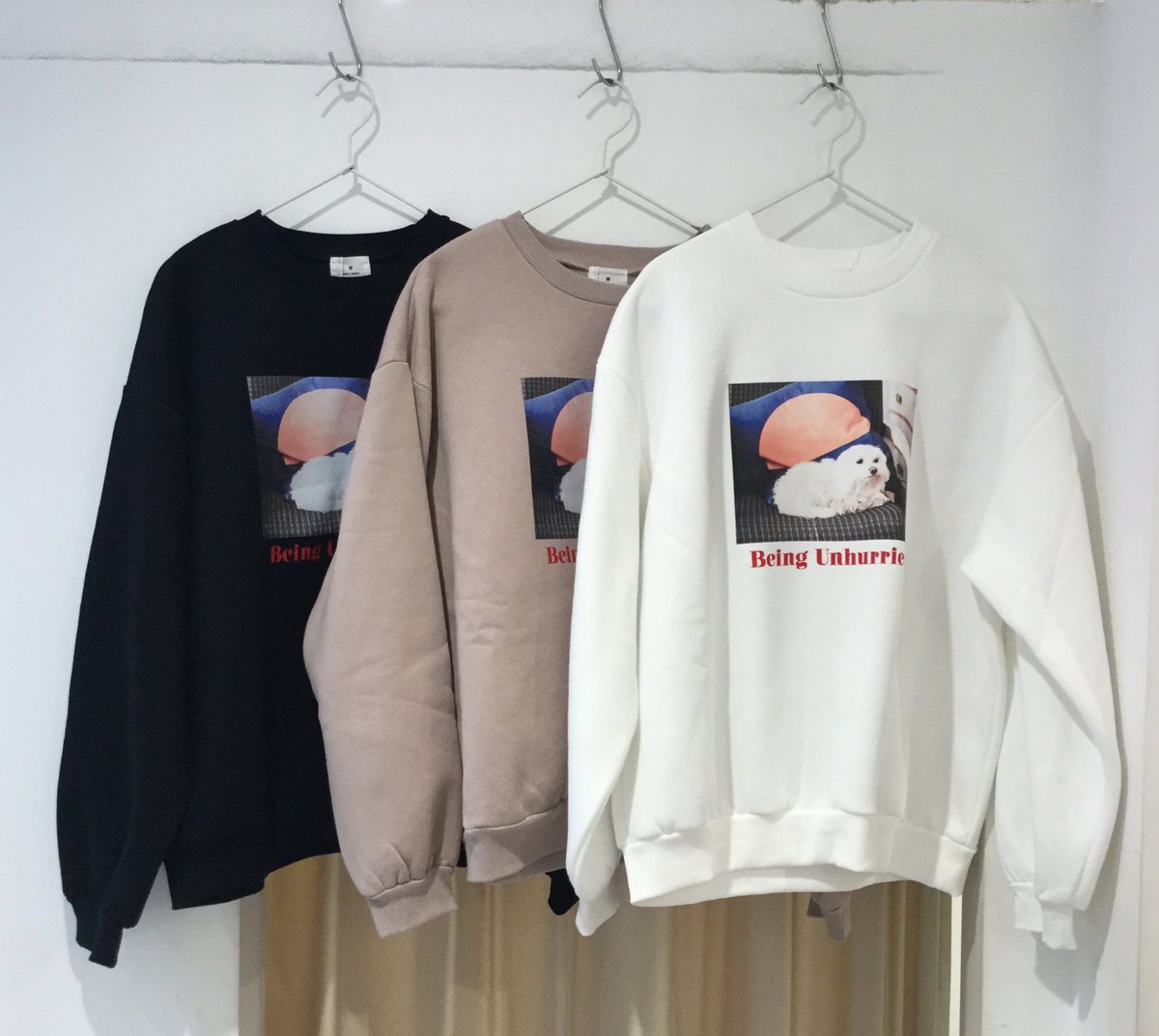 Merry Jenny 原宿店 おすすめアイテム Dog Photo トレーナー オフホワイト ピンク ブラック 6 600円 税込 5 940 税込 フェア期間中10 Off ソファに座ったふわふわのわんちゃんが 可愛いトレーナーです 電話通販はこちら 03 3470 1130