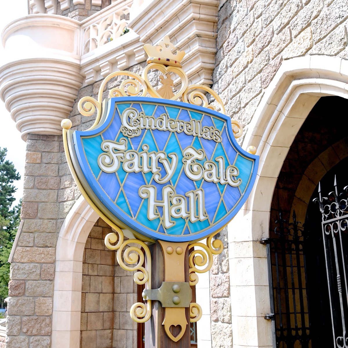 Mezzomikiのディズニーブログ 東京ディズニーランド シンデレラのフェアリーテイル ホール は明日12月1日より運営再開予定です T Co 6teyananls