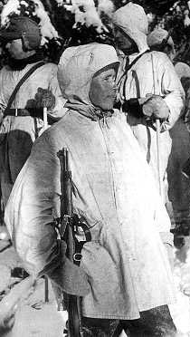 シモ・ヘイヘ(1905-2002)
フィンランド軍の狙撃兵。
元々の経歴が猟師だった為に冬戦争で多数のソ連兵を倒した。
分かっているだけで542人の敵を倒しており狙撃では世界最多と言われる。(サブマシンガンで倒した人数を合わせると700人を超える)
この異様な戦果によりソ連から白い死神と呼ばれた。 