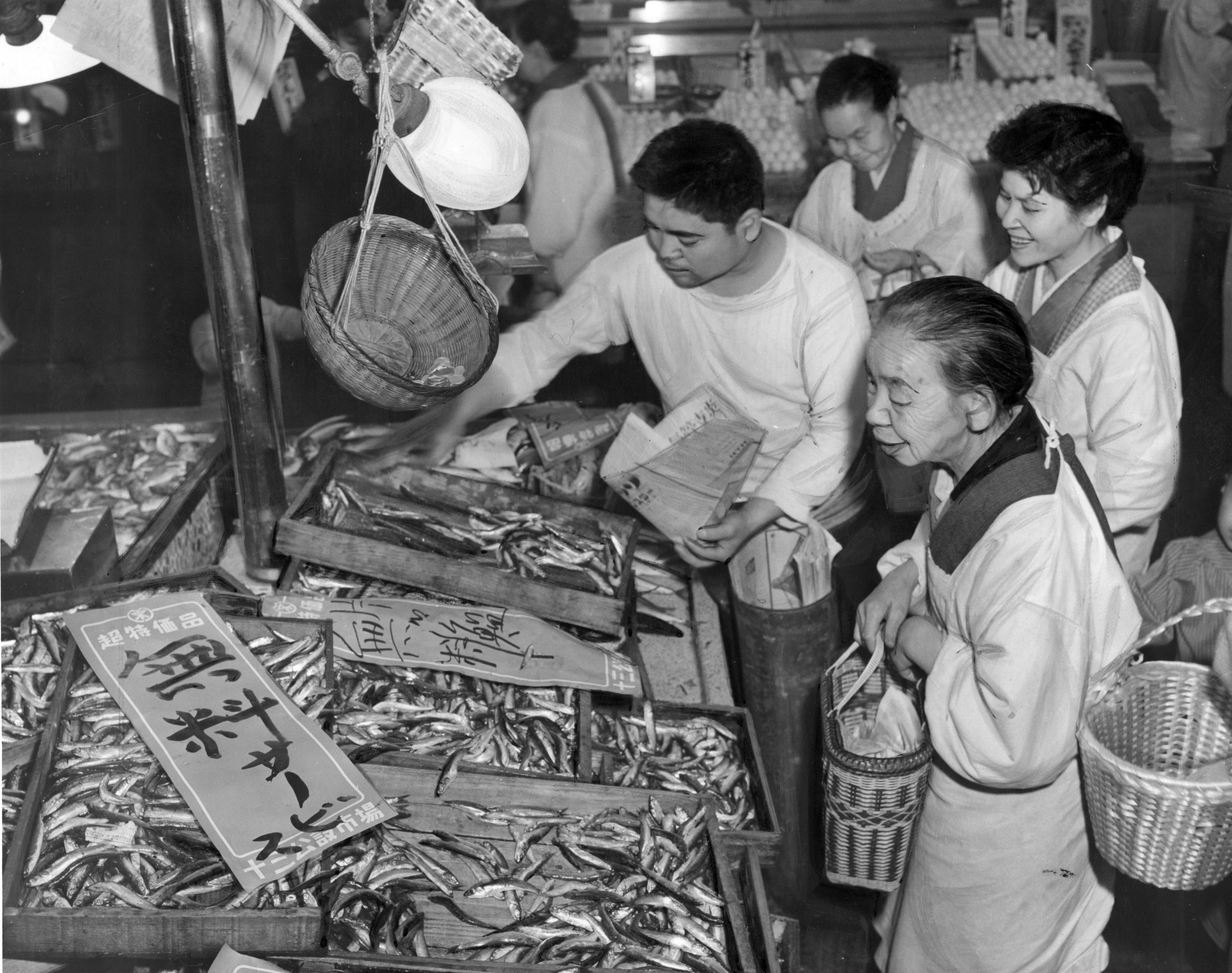 朝日新聞フォトアーカイブ こんな時代もあった 1962年 イワシをただでくれる魚屋さん 無料というのはなんとも羨ましいですね 魚屋 イワシ 無料 サービス 配布 昭和 太っ腹 羨ましい 古写真 朝日新聞 T Co Sj6hyynumy Twitter