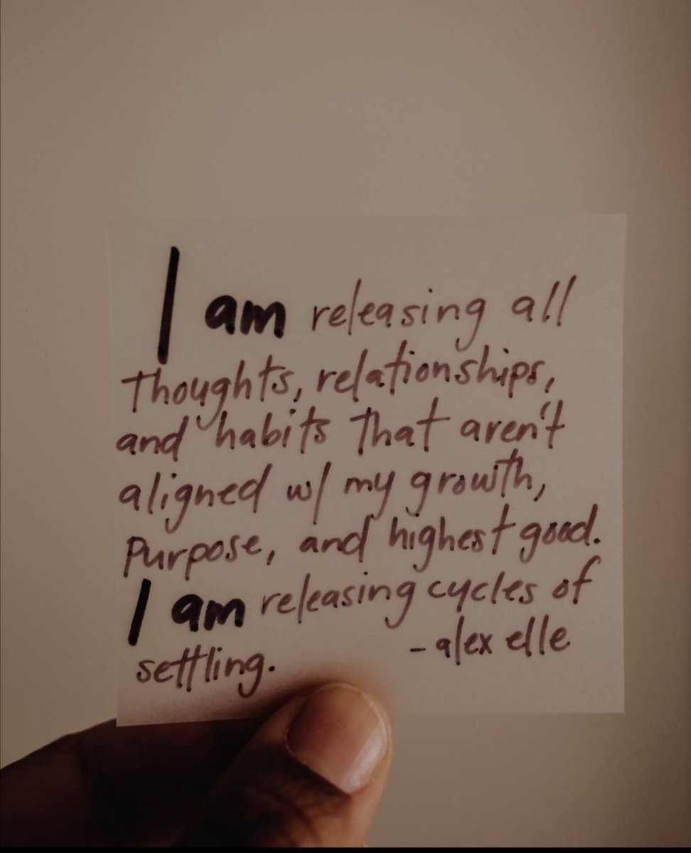 bellamufazi's tweet photo. A little affirmation for the last day of November. Have a great, aligned and productive week. Don't settle ๐
#happyMonday #lifeinfullcolour https://t.co/NT5H3lHY41