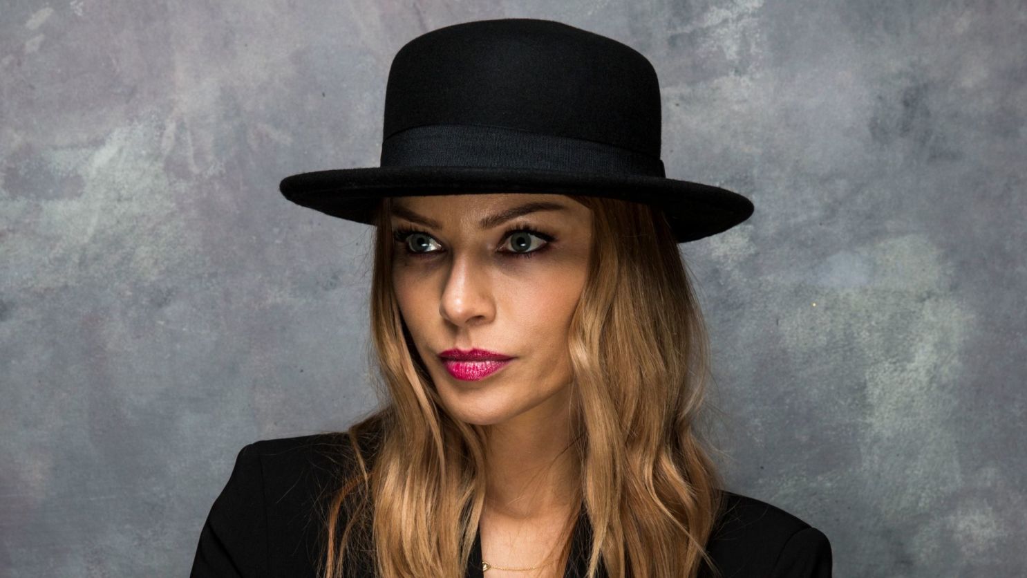 Happy bday lauren german,dona de tudo e quem eu queria sentar 