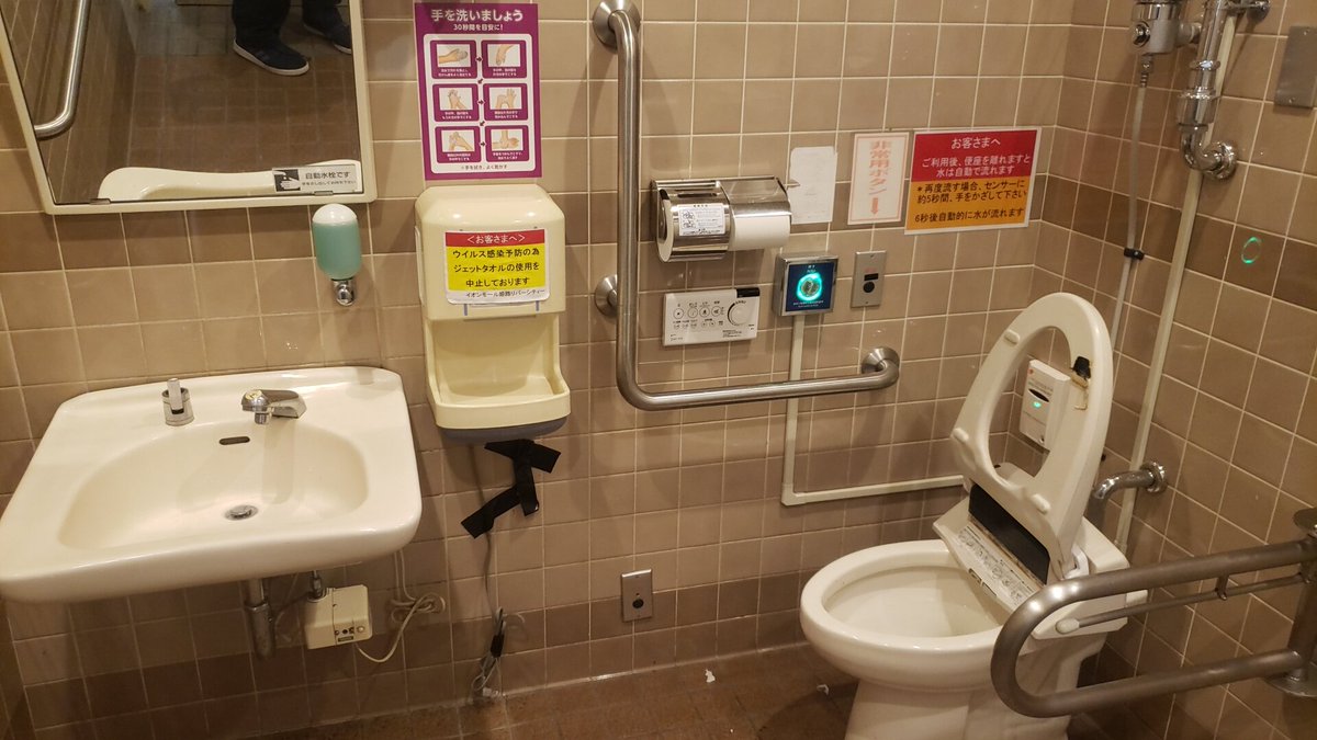 将ちゃんのガチムチトイレ垢 ただ こちらのトイレも多目的に関しては05年の際にも改修されず 他のところと同じような器具となっています しかし例によって便器洗浄装置は自動化されたりしています 使い勝手は決して悪くないですね ただ オストメイト