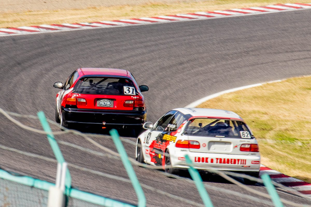 mistbahn's tweet photo. 鈴鹿クラブマンレース FFチャレンジ最終戦
Tail to Nose
#鈴鹿クラブマン #ffチャレンジ #hondacivic #ホンダシビック #ASLAN #MOZCRAFT #RSfactor #RSファクター #EG6 https://t.co/hCtHbZBENX