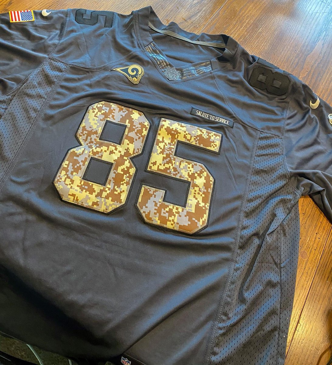 crimeshutterbug's tweet photo. @WillLesterPhoto @RamsNFL @49ers @RobbieGould09 @SoFiStadium Ya know if @fpine would agree to it I’d lug around your gear at no cost at the @RamsNFL home games. hahahahahahahaha. #RamsFanForLife https://t.co/rW4Sdza3RT