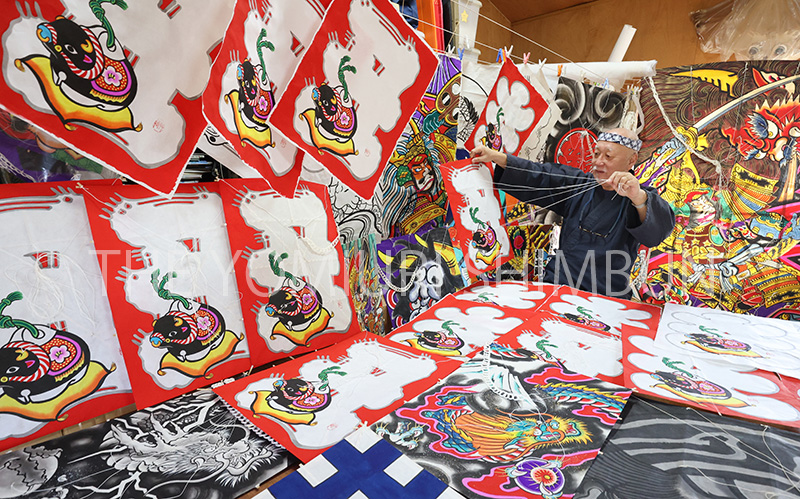 تويتر 読売新聞写真部 على تويتر 正月向けの縁起物で上部には反らせた竹に籐 とう を張る うなり がついているのが特徴の 江戸角凧 かくだこ の製作が千葉県長生村の 凧工房とき で最盛期を迎えています 峰 凧 正月 縁起物 T Co Mwo0fegx1o