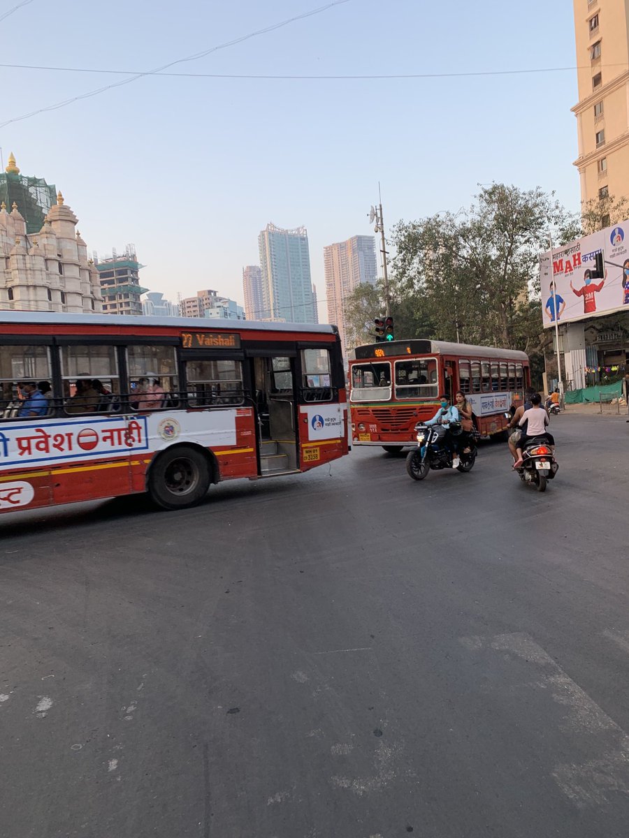 #MumbaiPolice regular feature at Siddhivinayak junction. Blatant disregard for traffic lights. There are 2 police vehicles as onlookers.