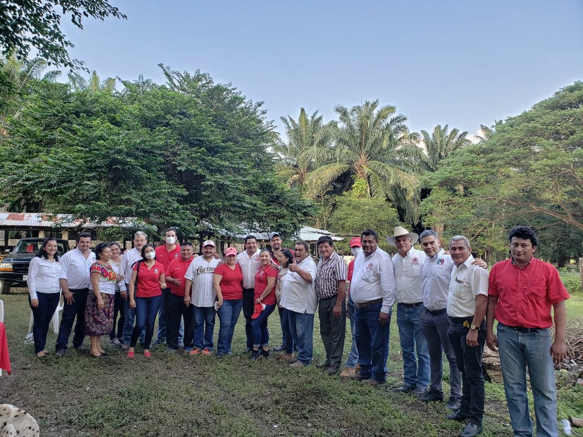 Odilon_RS's tweet photo. El día de hoy convivimos con el seccional 0953. Nuevamente demostramos la fuerza y acompañamiento de la @CNC_CEN en el municipio de Palenque. Agradezco a mi líder municipal David Pérez Oloarte. Dónde lanzamos la primera bola #somosCNC #somosPRI @hernandezderas @rubenzuarth https://t.co/3RZNoY0tsC