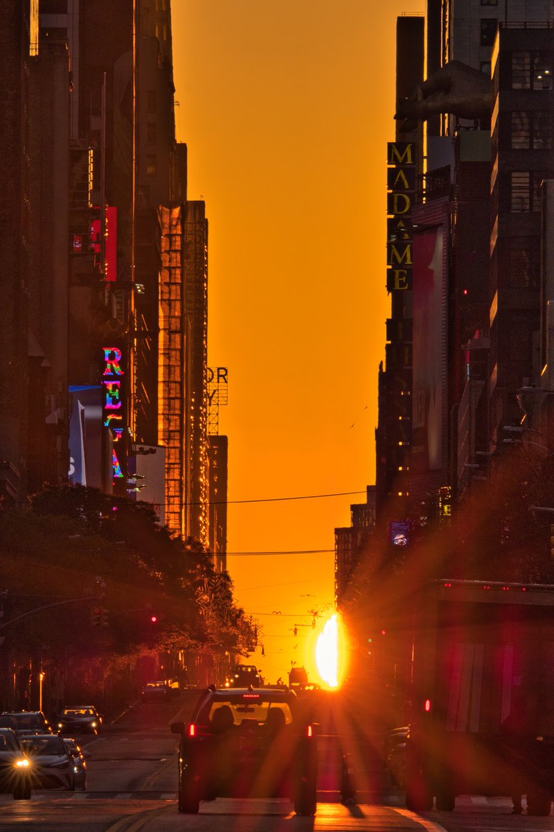 Vaya fotos me está regalando Nueva York este fin de semana. Ayer la luna llena, y hoy Manhattanhenge del sol saliendo por la calle 42.