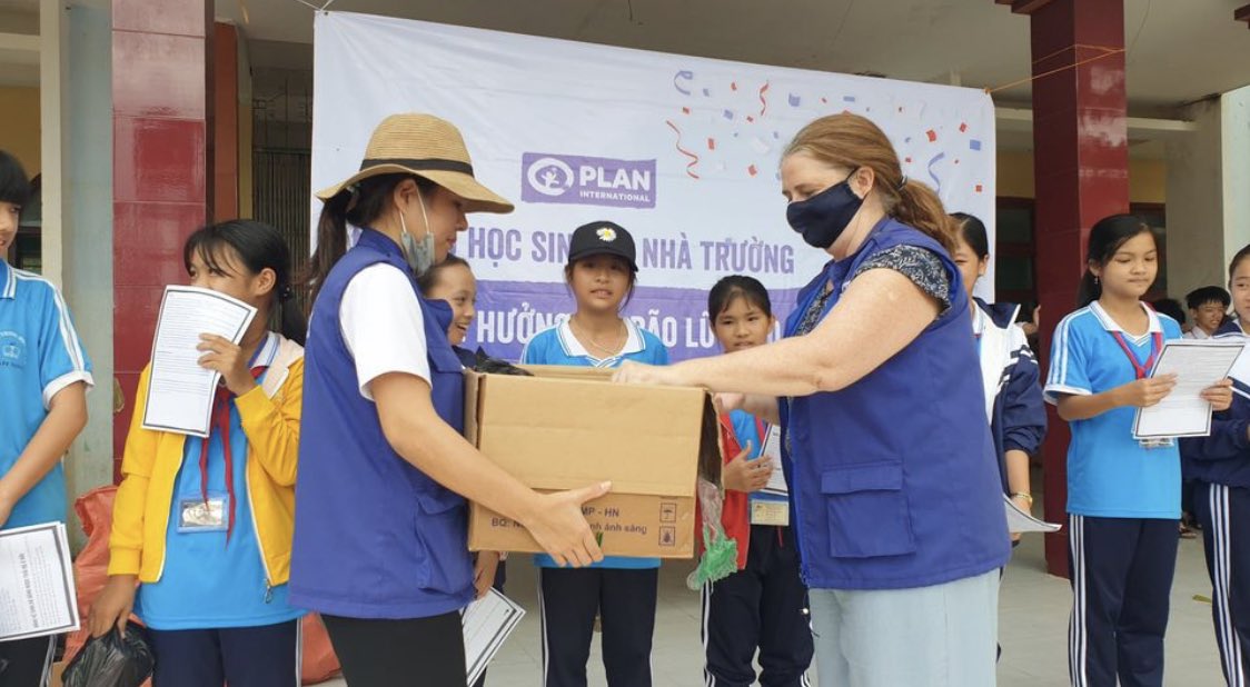 vhalhen123's tweet photo. #MondayMotivation
Last friday @PlanVietnam Country Director Mrs. Sharon Kane visitTan Ninh commune, Quang Ninh district, Quang Binh province and joined the local authorities in distributing relief goods to the #floods affected women & girls and their families 🙌🏽#PlanResponds https://t.co/v3a3MjnzhM