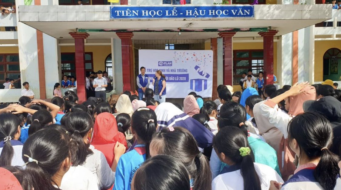 vhalhen123's tweet photo. #MondayMotivation
Last friday @PlanVietnam Country Director Mrs. Sharon Kane visitTan Ninh commune, Quang Ninh district, Quang Binh province and joined the local authorities in distributing relief goods to the #floods affected women & girls and their families 🙌🏽#PlanResponds https://t.co/v3a3MjnzhM