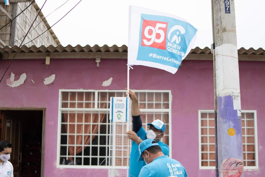 NGManabi's tweet photo. Llevamos adelante una campaña ciudadana, sin grandes gastos, pero sobre todo, no contaminante. ♻️

Hoy colocamos en varios puntos de Manabí,   recolectores metálicos con forma de escoba, 🧹 nuestro símbolo de campaña. https://t.co/R6dqq2pbTk