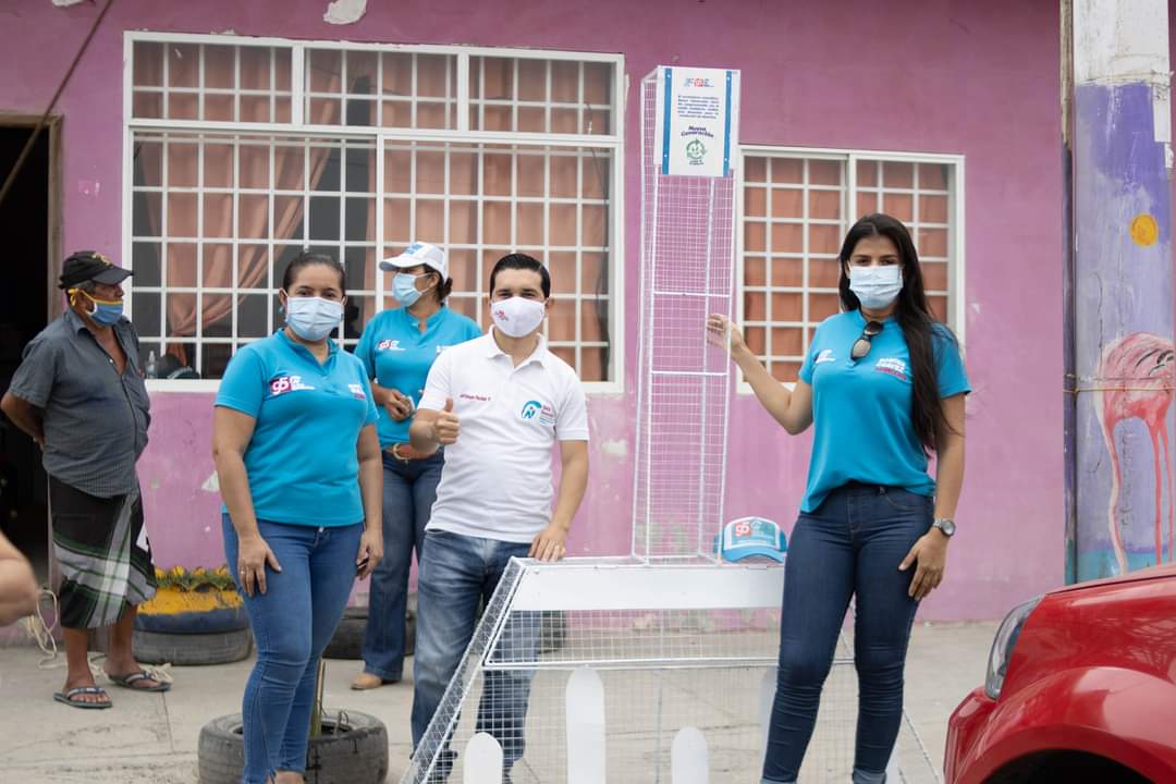 NGManabi's tweet photo. Llevamos adelante una campaña ciudadana, sin grandes gastos, pero sobre todo, no contaminante. ♻️

Hoy colocamos en varios puntos de Manabí,   recolectores metálicos con forma de escoba, 🧹 nuestro símbolo de campaña. https://t.co/R6dqq2pbTk