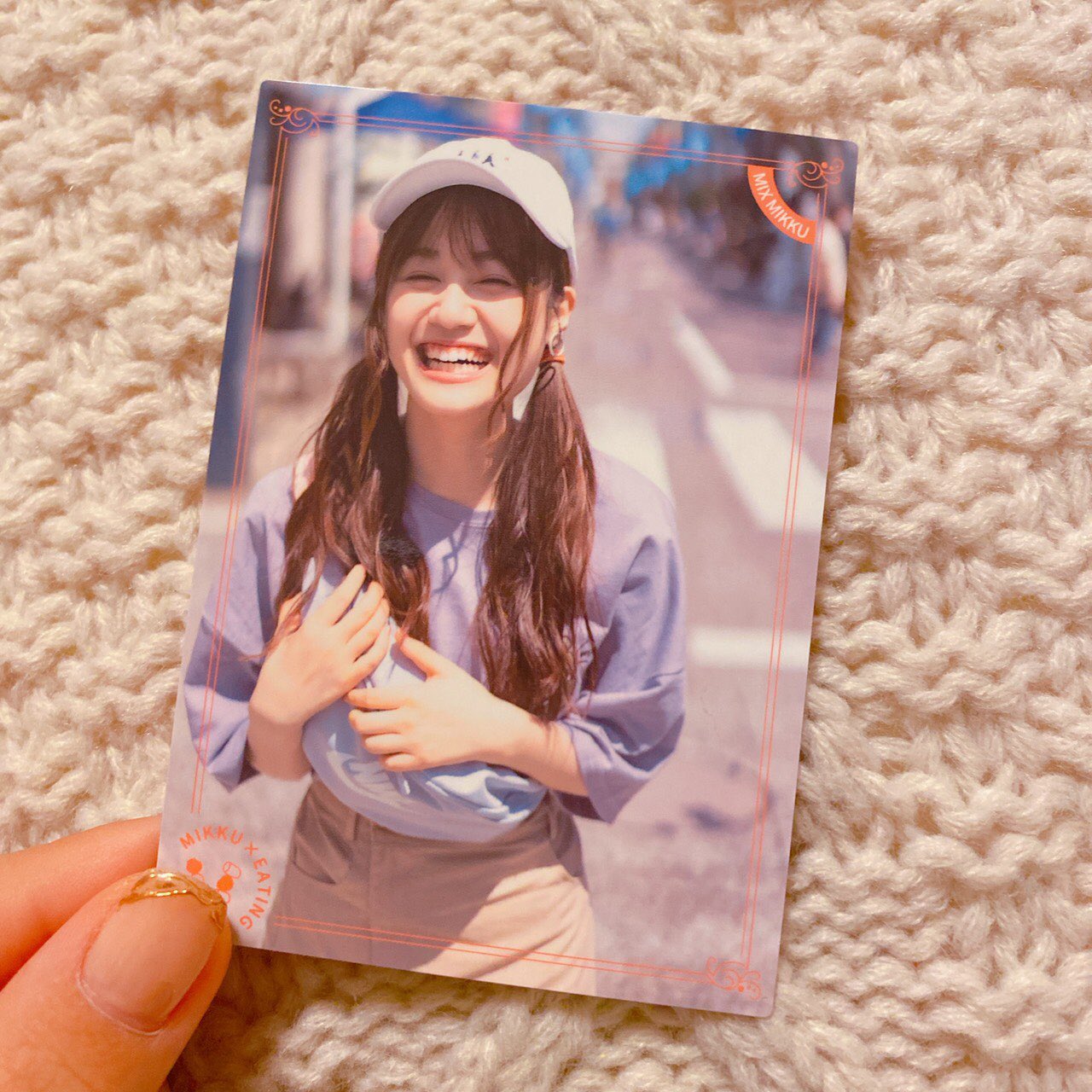 伊藤美来 公式info 全力の笑顔すぎて自分でも笑ってしまいました くしゃくしゃの笑顔だけどお気に入りです 手に取ってくれた方がみんな笑顔になりますように フェイバリットミック みっくすみっく T Co Bhbpcngi8l Twitter