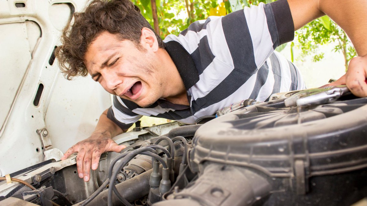 The lost driver. Fixes his car. машину управляющей рукой.