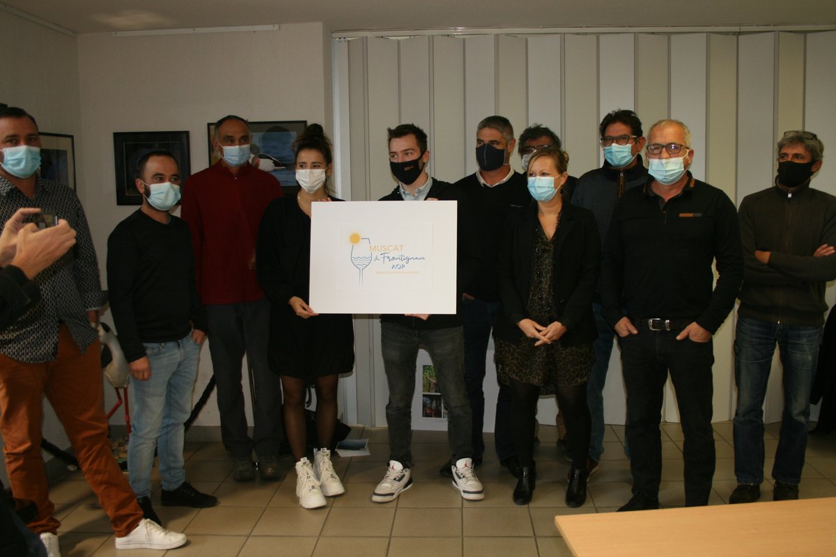 Conférence de presse vendredi 27 à l'office du tourisme de Frontignan pour dévoiler la nouvelle identité commune de l'AOP Muscat de Frontignan avec Kelvine Gouvernayre, adjointe au maire de Frontignan, chargée du tourisme et de la promotion des produits locaux et du Muscat