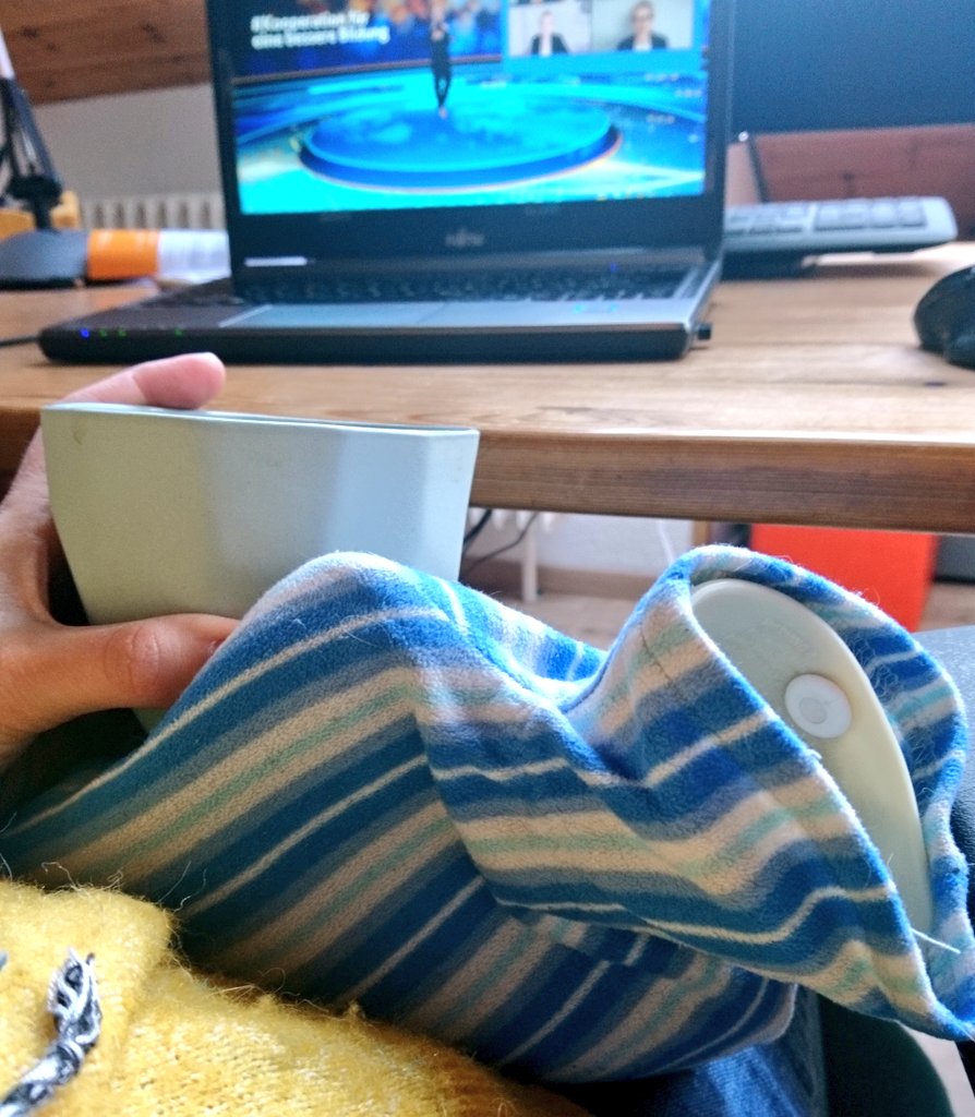 #DigitalGipfel20 im homeoffice. Wärmflasche und Tee trotz geschlossenem Fenster und Heizung #frostbeule Vllt sollte ich meinen Kindern morgen auch ne Wärmflasche mit in die Schule geben? Die dürfen ja leider nicht digital lernen #digitalebildung