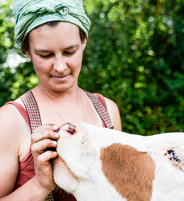 demeter_de's tweet photo. Mitten in der Stadt und doch ganz nah zu den Feldern liegt der Reyerhof in Stuttgart. #Demeter-Landwirtin Anna Laura Hübner erfährt hier täglich, wie stark ihr Wirken daran hängt, dass sie vertraut. Im aktuellen #DemeterJournal oder online: https://t.co/yVtCtR9TqF https://t.co/LAoFqsyeRi
