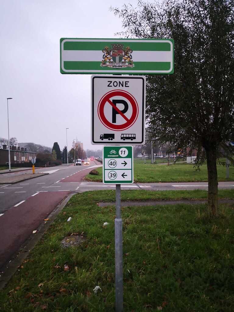 openrotterdam's tweet photo. Kom je van buiten Rotterdam de stad weer in? Dan zul je in 2021 deze borden zien! Aan de Langenhorst in Zuidwijk staan ze al! @BPZuidwijk @rotterdam #borden #rotterdam #open010 https://t.co/i61f6zwVzs
