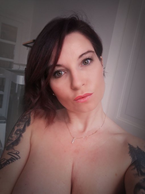 Bonjour les loulous, tr&egrave;s bonne semaine &agrave; vous. bisous https://t.co/P9MfU5iHfV